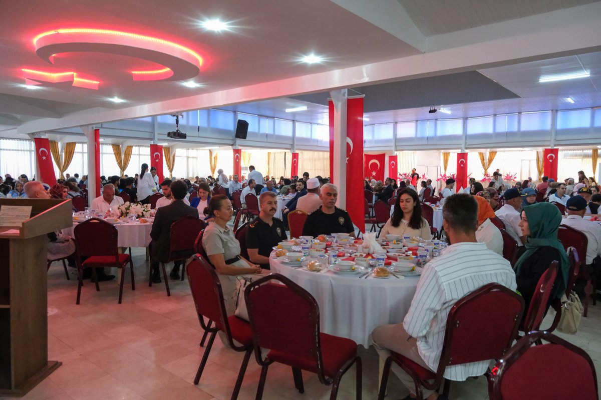 📍Karaman Polisevi

Valimiz Sayın Mehmet Fatih Çiçekli ve eşi Esengül Korkmaz Çiçekli Hanımefendi, 15 Temmuz Demokrasi ve Milli Birlik Günü münasebetiyle şehit ailelerimiz, gazilerimiz ve aileleri onurlarına Karaman Polisevinde düzenlenen yemek programına katıldı.