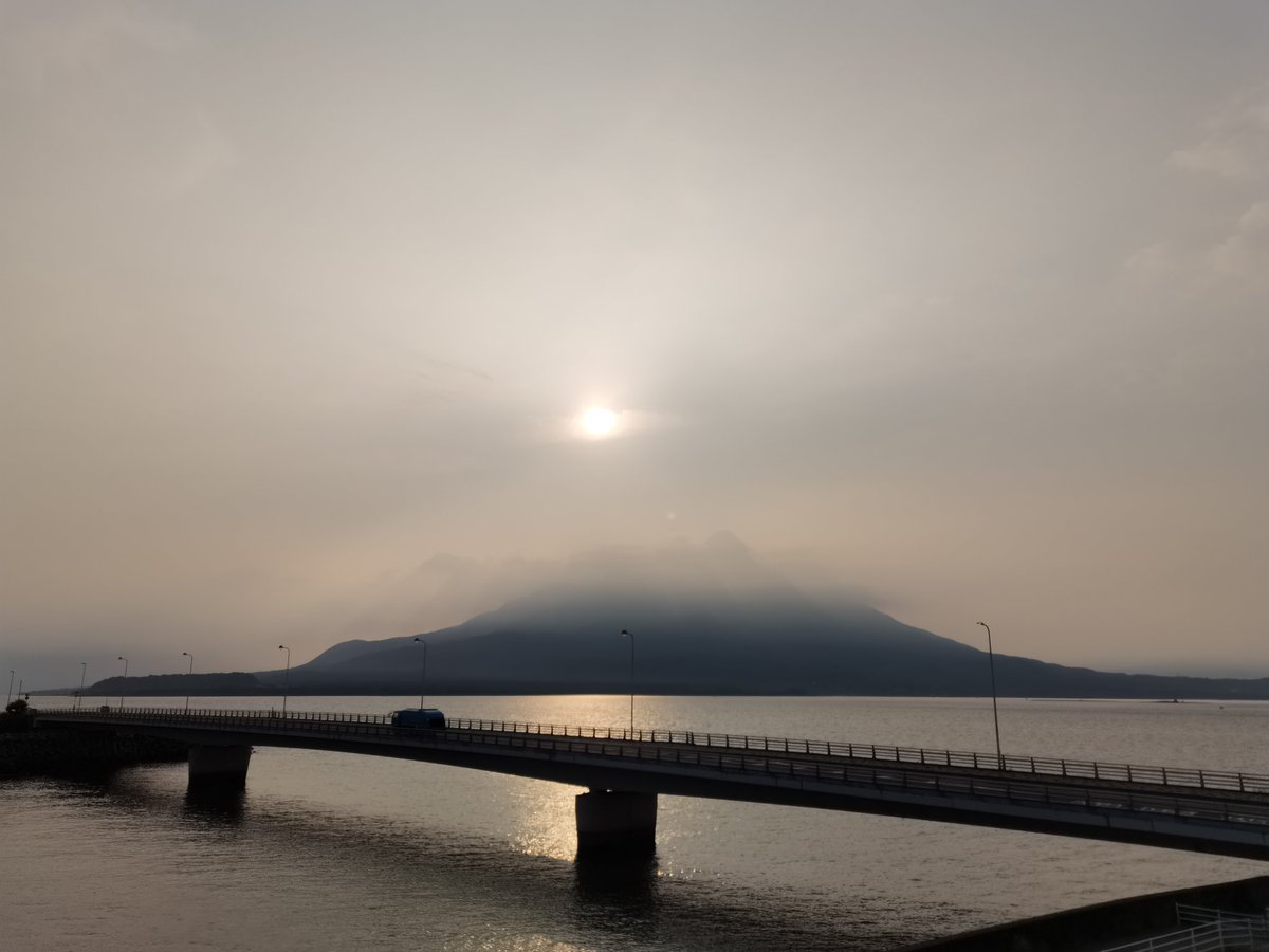 sakuranolabo's tweet photo. #La #matena #suno #obskurita #de #cindrofalo #sur #Sakurakjima #c^i-#matene.
#降灰に霞む朝日、#桜島の今朝 https://t.co/c4yffZIbzR