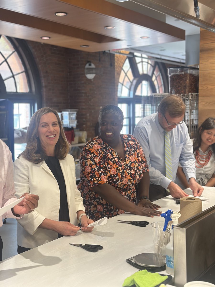 NYC is home to world-class restaurants &amp; we’re making sure our talent is, too. 🍽️ 

Today, Commissioner Gross &amp; <a href="/nycgov/">City of New York</a> DM Adolfo Carrión Jr. visited <a href="/HotBreadKitchen/">hotbreadkitchen</a> to meet students in #FirstCourseNYC, SBS’s free culinary training program helping NYers launch food careers.