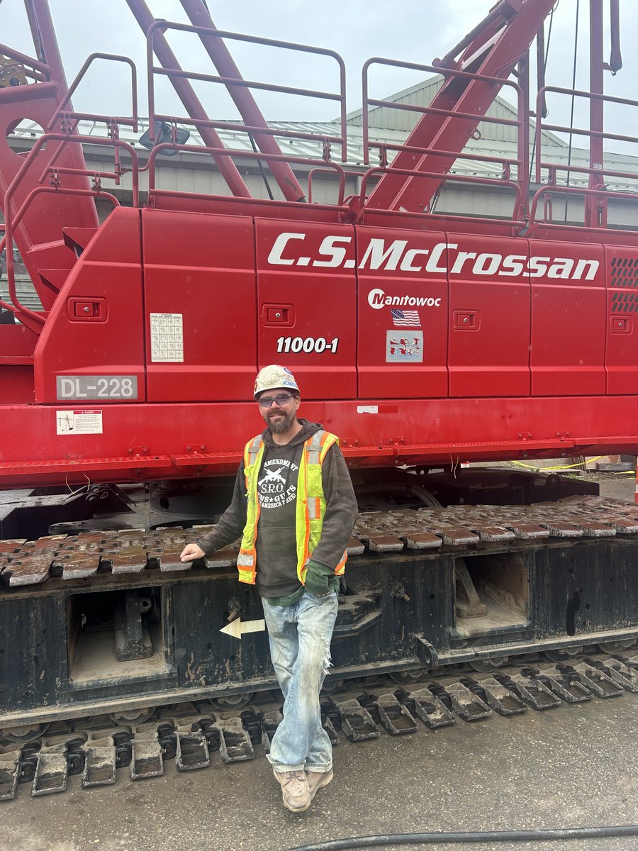 Member Tyler Voigt operating the excavator and member Brian Romanchuk operating the crane for C.S. McCrossan on the U of M pedestrian bridge No. 9 over the Mississippi River.
#heavyequipment #heavyequipmentoperator #operatingengineers