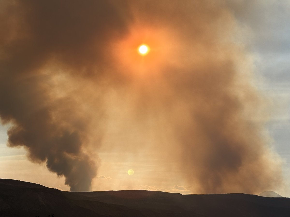 TheKanehB's tweet image. This is crazy. Fires on all 3 sides of me- I’m 1 zone away from evacuation 😬