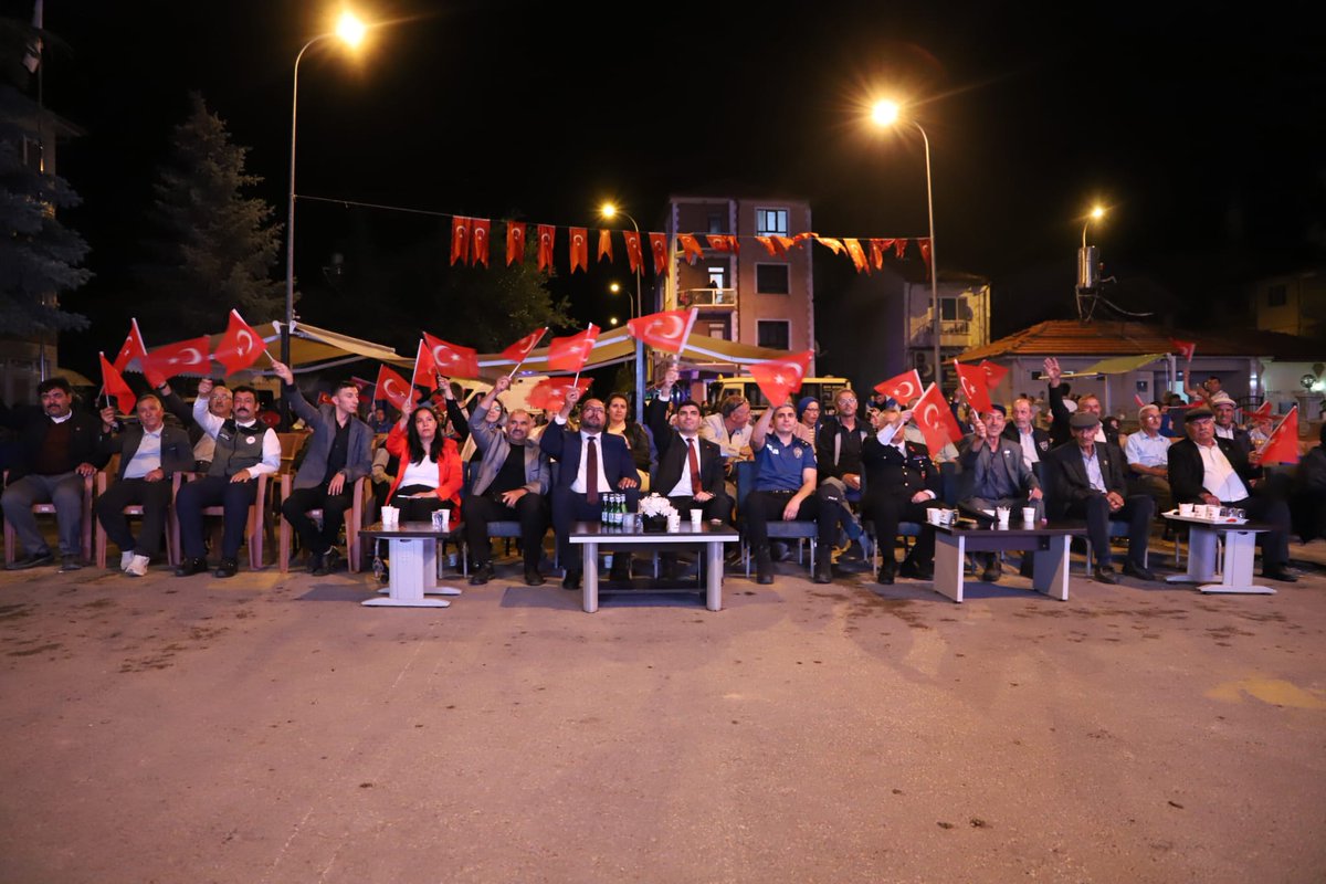 BayatKaymakamlk's tweet photo. 🇹🇷ZaferinAdıTürkiye 

15 Temmuz Milli Birlik Günü etkinlikleri Kaymakamımız,Belediye Başkanımız,ilçe protokolü, şehit ve gazi ailelerimiz, kurum amirleri, sivil toplum kuruluşları ve halkımızın katılımı ile Bayat İlçe Merkezi'nde yapılan etkinliklerle tamamlandı. https://t.co/fbUiVEEWJ1