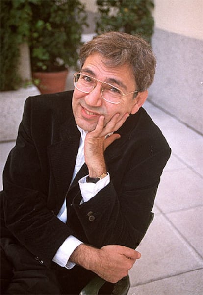 OnlyOrhanPamuk's tweet image. "43.C: Aşkı sakla, çünkü sen yazarsın!
44.B: Aşk aramaktır.
45.C: Saklan ki bir sırrın olduğuna
hükmetsinler.
46.A: Bir sırrın olduğunu sezdir ki,
kadınlar seni sevsinler."
Kara Kitap, Orhan Pamuk