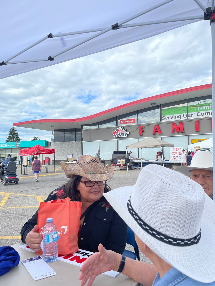 lizettendp's tweet image. The Family Foods BBQ was a blast and the real highlight was running into my old grade school librarian. It was such a lovely surprise to catch up and reminisce about those early days. Community moments like this are what make summer events so special.