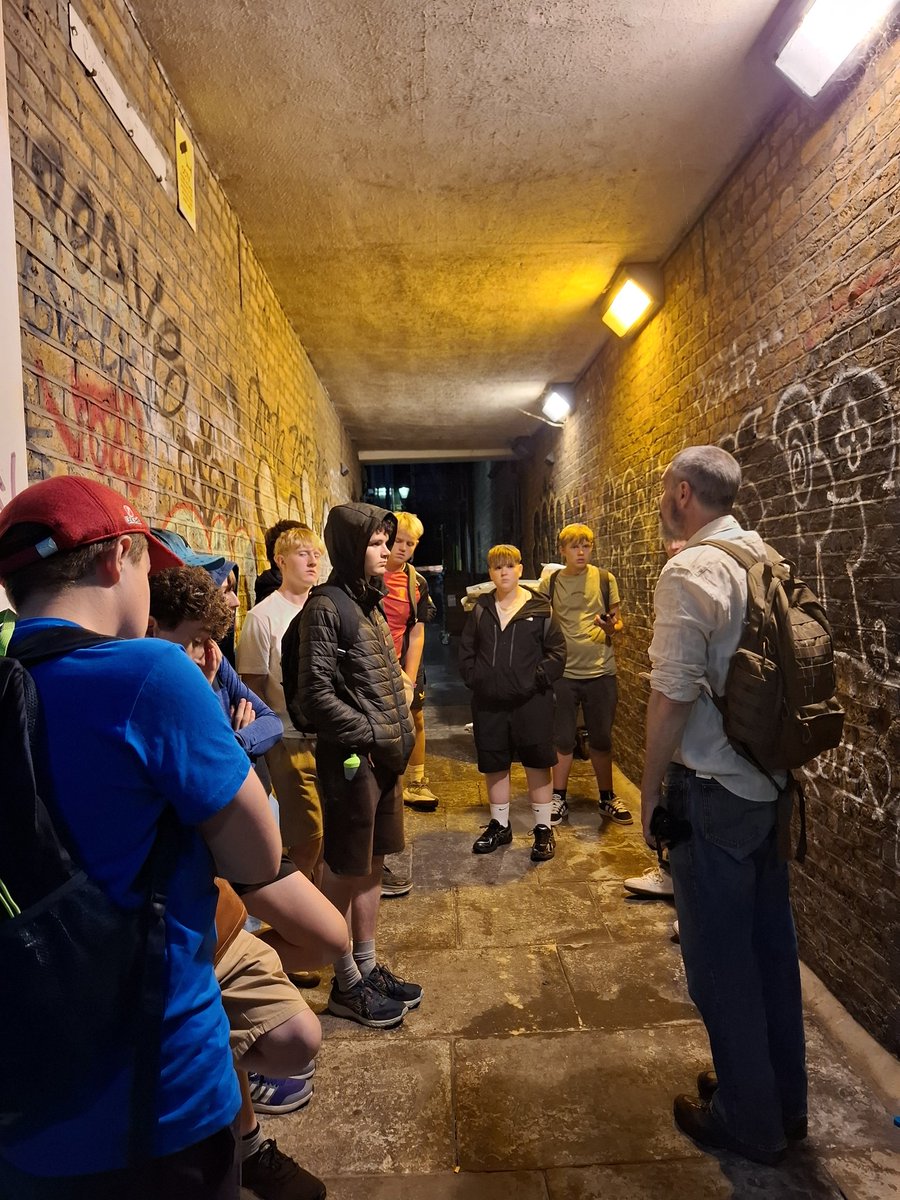 Exploring Whitechapel to learn it's 19th century history, including the stories of Jack the Ripper and his victims, and the world they lived in, with our excellent guide, Andrew.
#HistLondon2025