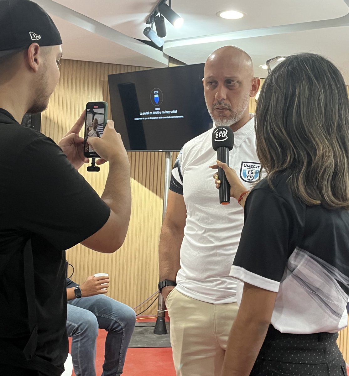 ¡Conferencia de prensa #LPF! UMECIT FC se reporta listo para el Torneo Clausura 2025.

📸 DT Julio Infante junto al defensor Alberto García en la atención a  medios.