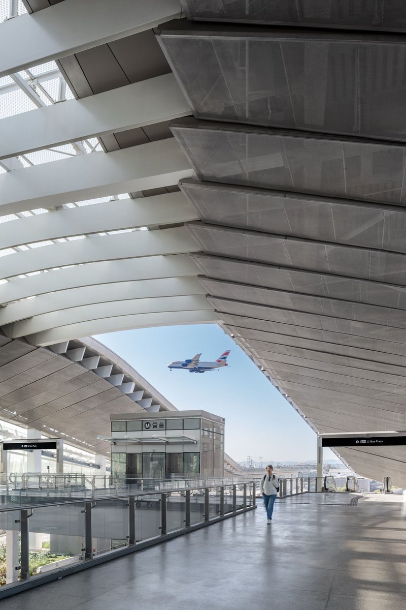 Grimshaw has shared new images of the LAX/Metro Transit Center Station, completed with Gruen Associates &amp; Arup. The $900M project is LAX’s first direct rail link &amp; opened last month. By 2035, it’s expected to serve 5,000 daily boardings. 📸 Jason O'Rear

archinect.com/news/article/1…
