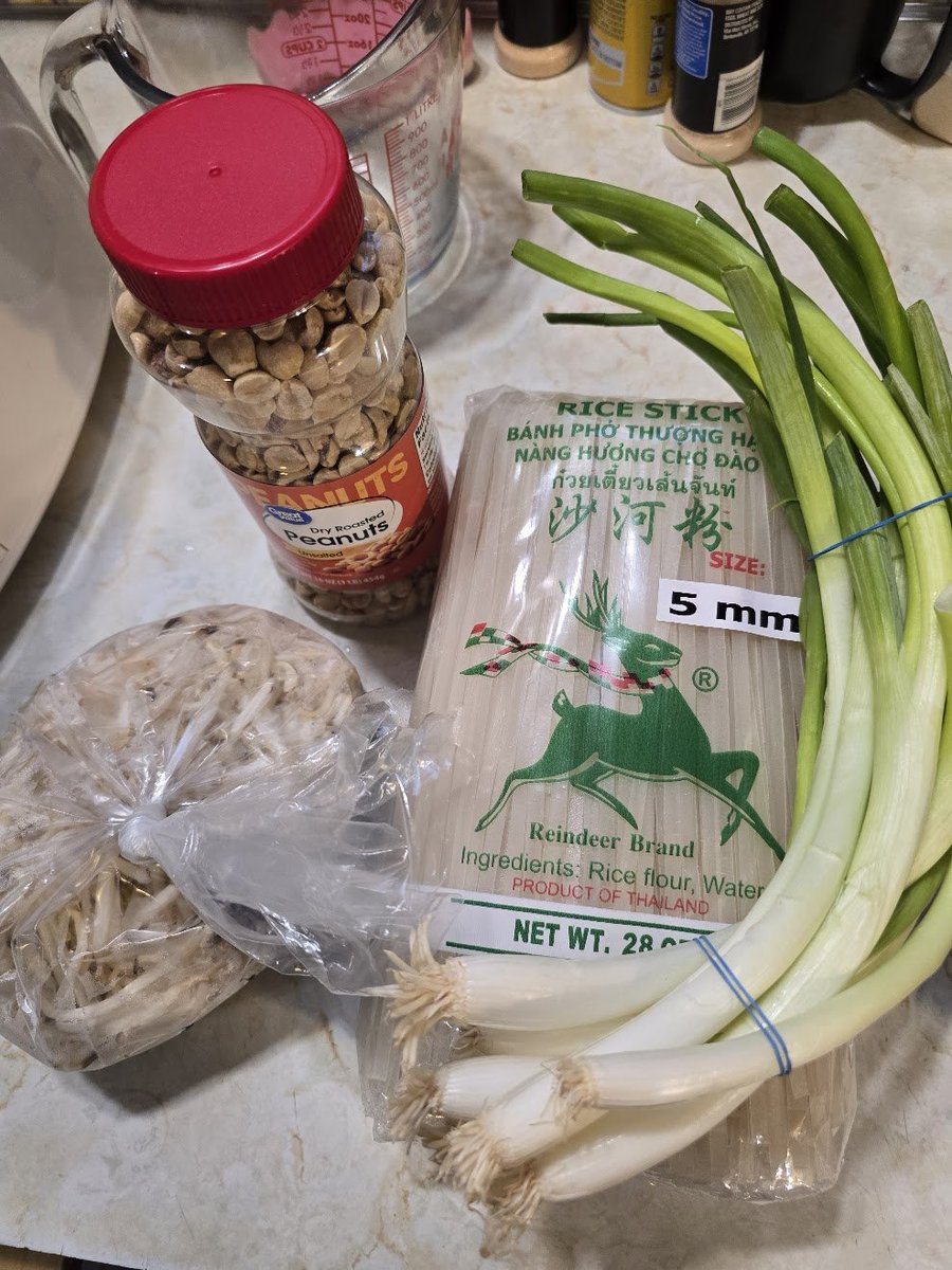 rats7's tweet image. happy pad thai tuesday to all that celebrate