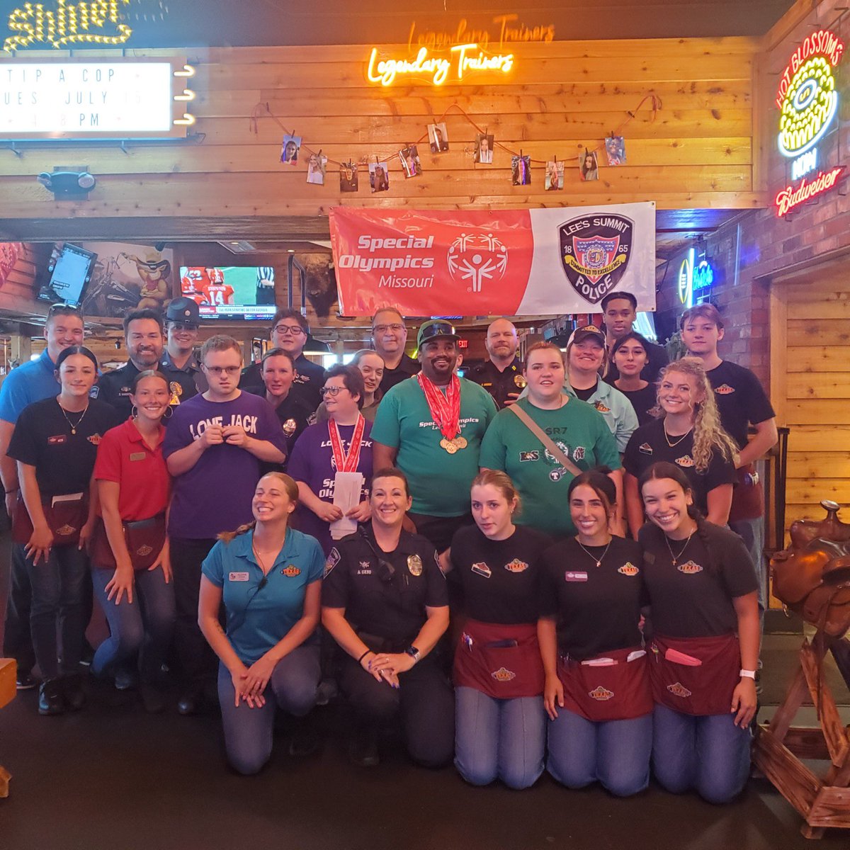MSHPTrooperA's tweet image. Come join us & @LSPDPIO at Texas Roadhouse in Lee’s Summit. We will be here until 8 p.m. hanging out and supporting @SpecialOlympics athletes. Come get some great food and support a better cause!
#MSHP #SpecialOlympics