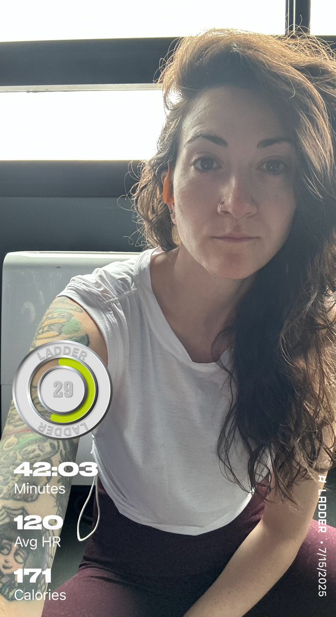 SamiLightning's tweet photo. When the 🐐 herself Kelly Mathews cheers you on during your workout you HAVE to post about it. Idk how I made it to the gym today but I did 🙃 https://t.co/bcrcSzbMZB