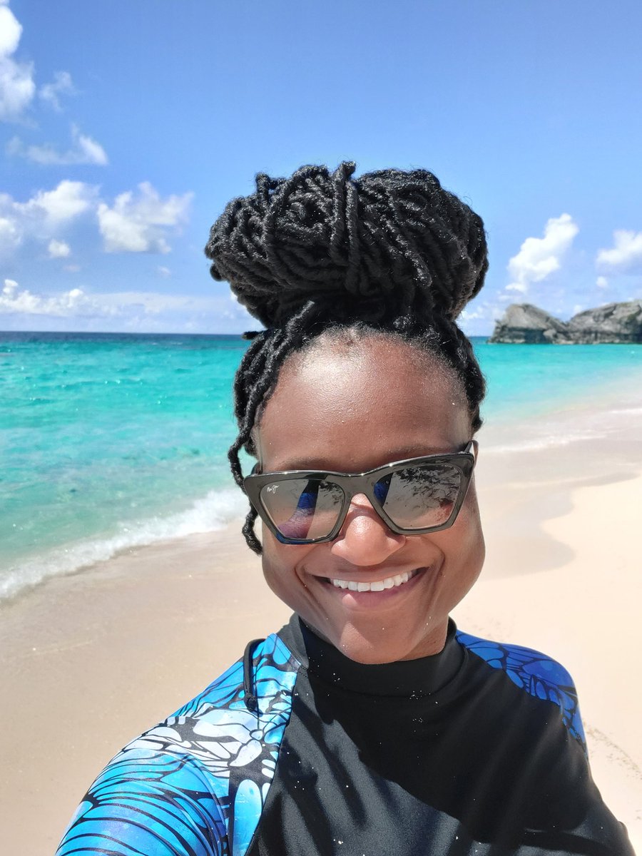 Greetings from sunny Bermuda!! 🇧🇲 
Had the chance to feel the pink-hued sand beneath my toes, an unforgettable moment of beauty and peace! 😎 ⛱️