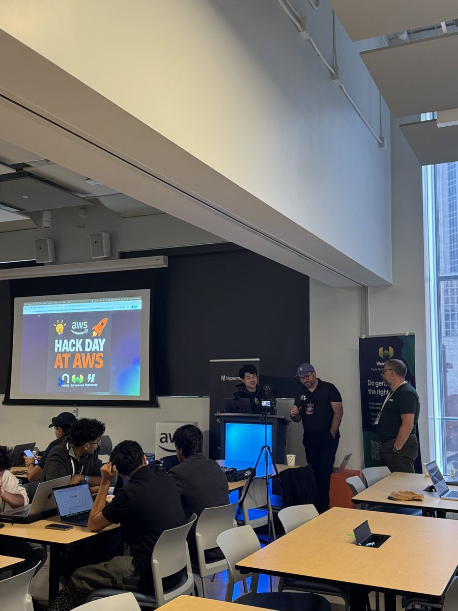 MelGoesTech's tweet image. Let’s bring back “FB Mom”-style selfies
Here’s me at Agent Hack Day hosted by @itsajchan at AWS 👋🏼🤓