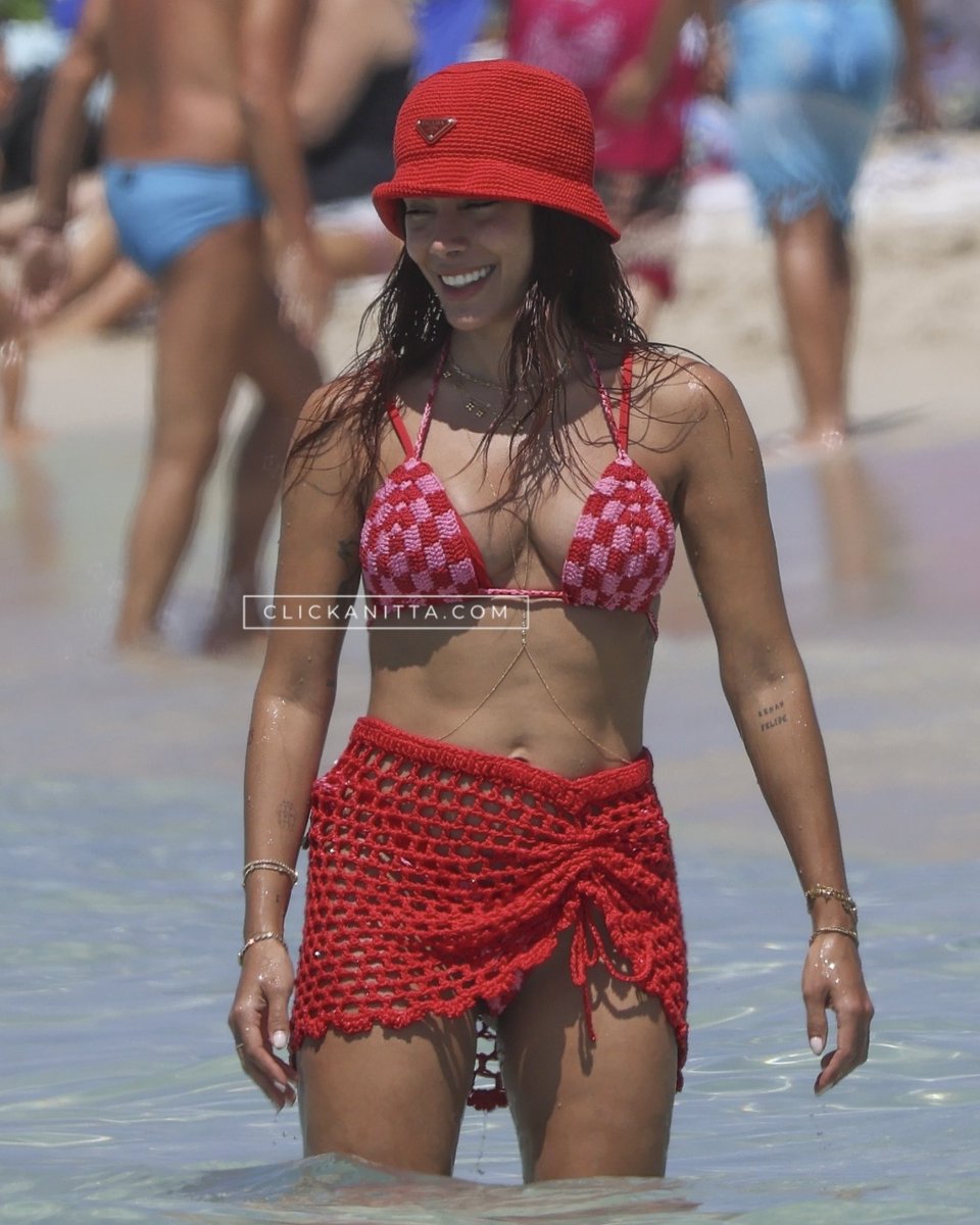 ANITTA PATROA (@anittapatroa) on Twitter photo 📸 Anitta foi flagrada curtindo uma tarde de praia em Ibiza, Espanha, ao lado da família e amigos. Nas imagens, a Patroa aparece acompanhada de seu namorado Ian Bortolanza e de sua mãe Miriam Macedo.
— Veja as fotos com exclusividade no <a href="/ClickAnitta/">Click Anitta</a>: clickanitta.com/thumbnails.php… 📸 Anitta foi flagrada curtindo uma tarde de praia em Ibiza, Espanha, ao lado da família e amigos. Nas imagens, a Patroa aparece acompanhada de seu namorado Ian Bortolanza e de sua mãe Miriam Macedo.
— Veja as fotos com exclusividade no <a href="/ClickAnitta/">Click Anitta</a>: clickanitta.com/thumbnails.php…