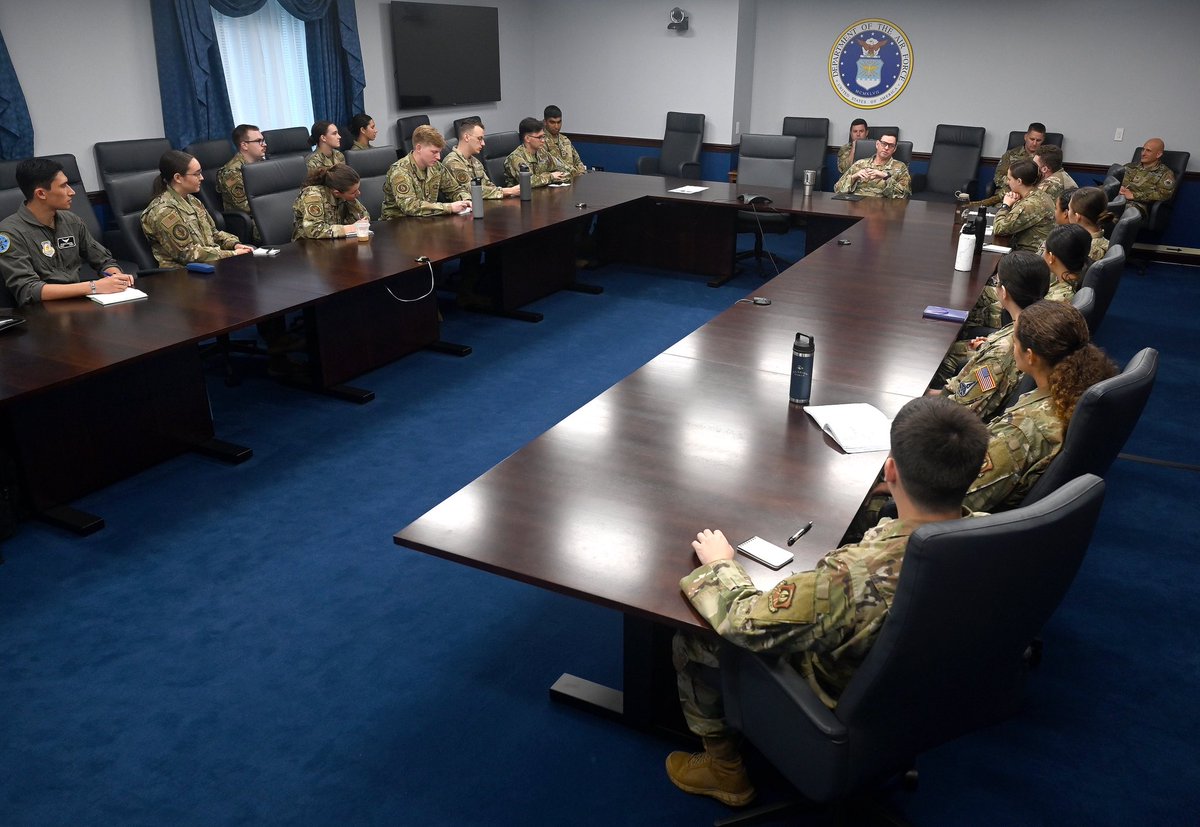 SpaceForceCSO's tweet image. Hard to beat spending time with the next generation of military leaders! Great to talk with Space Force and Air Force cadets at the Pentagon today. Sharp minds, strong questions, no hesitation. The future is in good hands.