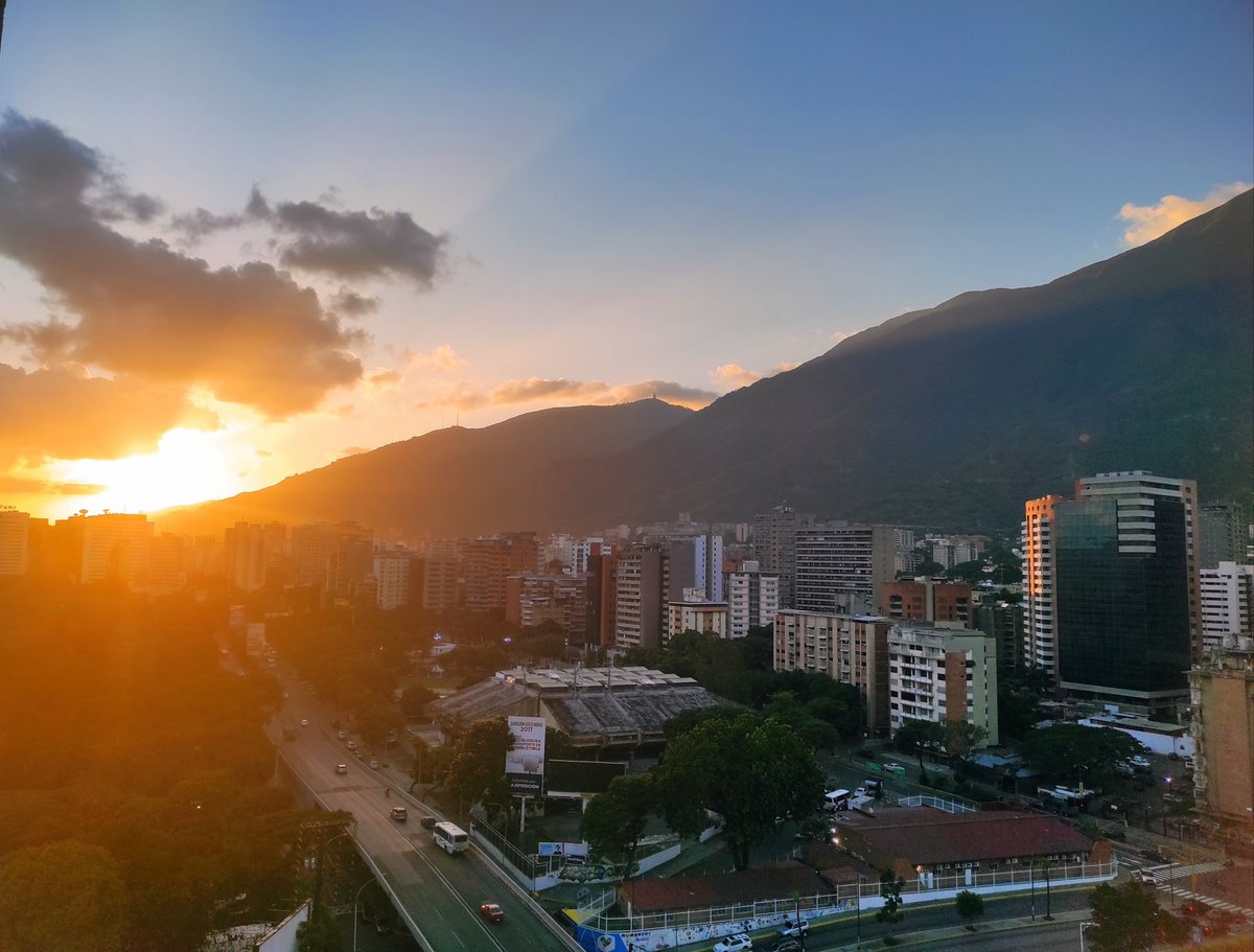 #Atardecer ☀️🧡☀️
#Caracas #Venezuela 🇻🇪