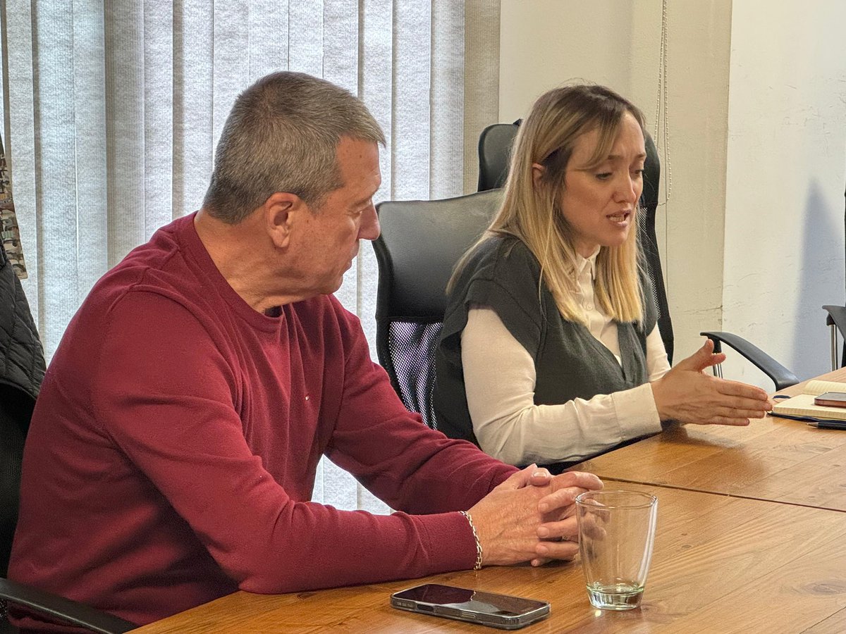 anabelfsagasti's tweet photo. Junto con @adolbermejo y representantes de los trabajadores del INV levantamos la voz contra otra decisión absurda del gobierno de Milei: desmantelar un organismo fundamental para la trazabilidad y calidad del vino argentino.

📉 Reducen al INV a un simple control en góndola.
🍷 Atacan a una economía regional clave para Mendoza 

#HayQueFrenarEsto