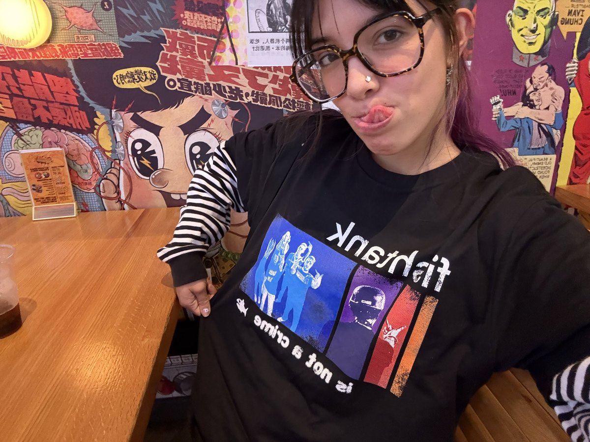 Purplemoths143's tweet image. FISHTANK IS NOT A CRIME! shoutout to @stickermule for getting this badass shirt to me! It’s awesome! #stickermule #fishtanklive #fishtankdotlive here’s a link to the shirt—-> stickermule.com/fishtank/item/…