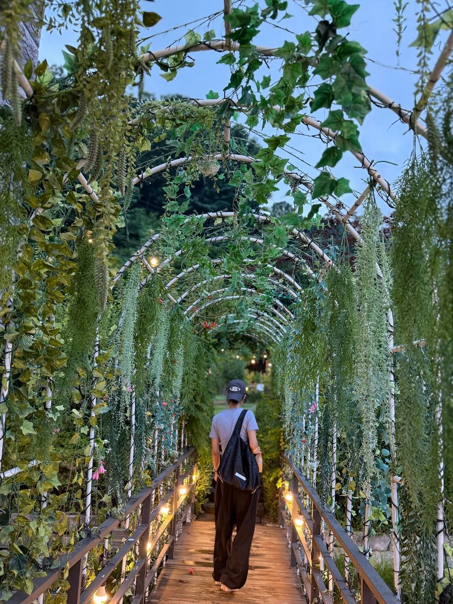 Syjphfanbase's tweet image. [ARTICLE]  &quot;It was a walking path where the calm evening air and the smell of early summer rain mixed together&quot;...

Read full article and share: 😘

topstarnews.net/news/articleVi…

#서예지  #SEOYEAJI