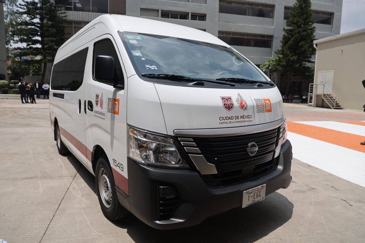 Cumpliendo con la encomienda de la Jefa de Gobierno <a href="/ClaraBrugadaM/">Clara Brugada Molina</a>, Brugada, me reuní con el Secretario General del Sindicato, Ing. Fernando Espino, para entregar nuevas unidades de transporte destinadas al personal del #STC.
Este esfuerzo reafirma el compromiso con la