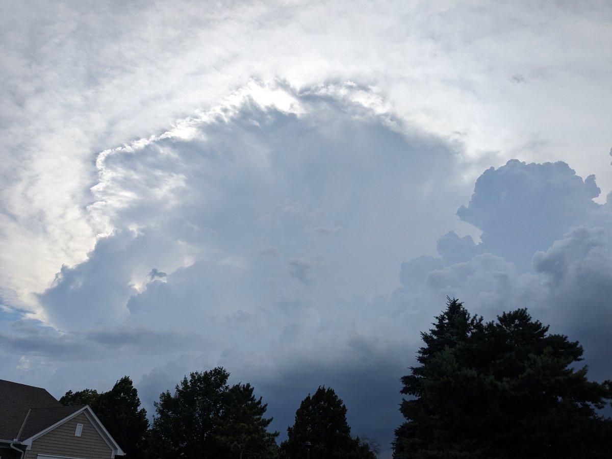 paulhuttnerwx's tweet image. Pretty tropical towering cumulus and CB billowing just SW of MSP now.
A Miami sky.
#mnwx