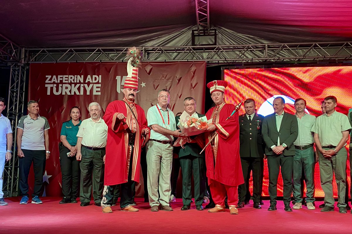 CiftlkkoyKymklk's tweet photo. Kaymakamımız Ali Ada ve eşi Ayfer Ada Hanımefendi’nin katılımlarıyla; protokol üyeleri, kahraman gazilerimiz, aziz şehitlerimizin kıymetli aileleri ve vatandaşlarımızla birlikte “15 Temmuz Demokrasi ve Millî Birlik Günü” programı büyük bir coşku ve gururla gerçekleştirildi. https://t.co/nmMc1WVfvc