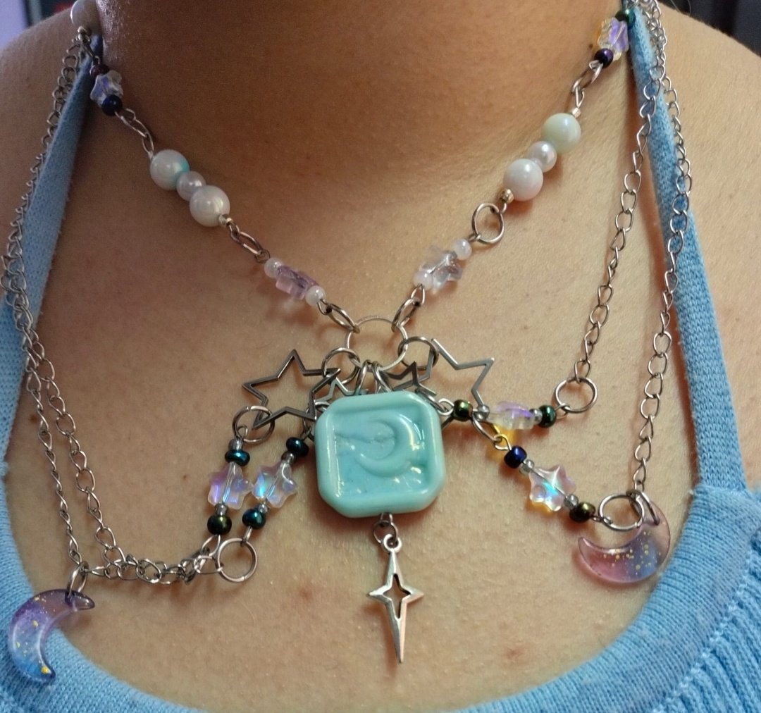 cadeikibi's tweet image. ¡Hola! Si os gusta lo que hago os agradecería un montón que echárais un vistazo a mi tiendecilla y que compartárais si podéis &amp;lt;3 

ko-fi.com/kibicrafts/shop

#handmade #accesories #humanartist #necklace #craft