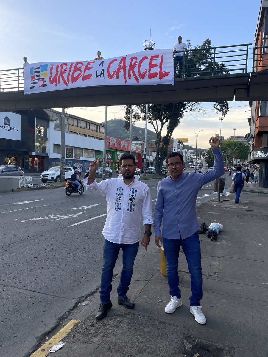 AlfreMondragon's tweet image. En Cali publicidad popular reclama justicia. No son las vallas millonarias pagadas con el dinero robado por la oligarquía.
El pueblo reclama NO MÁS IMPUNIDAD para @AlvaroUribeVel y solidaridad con @IvanCepedaCast