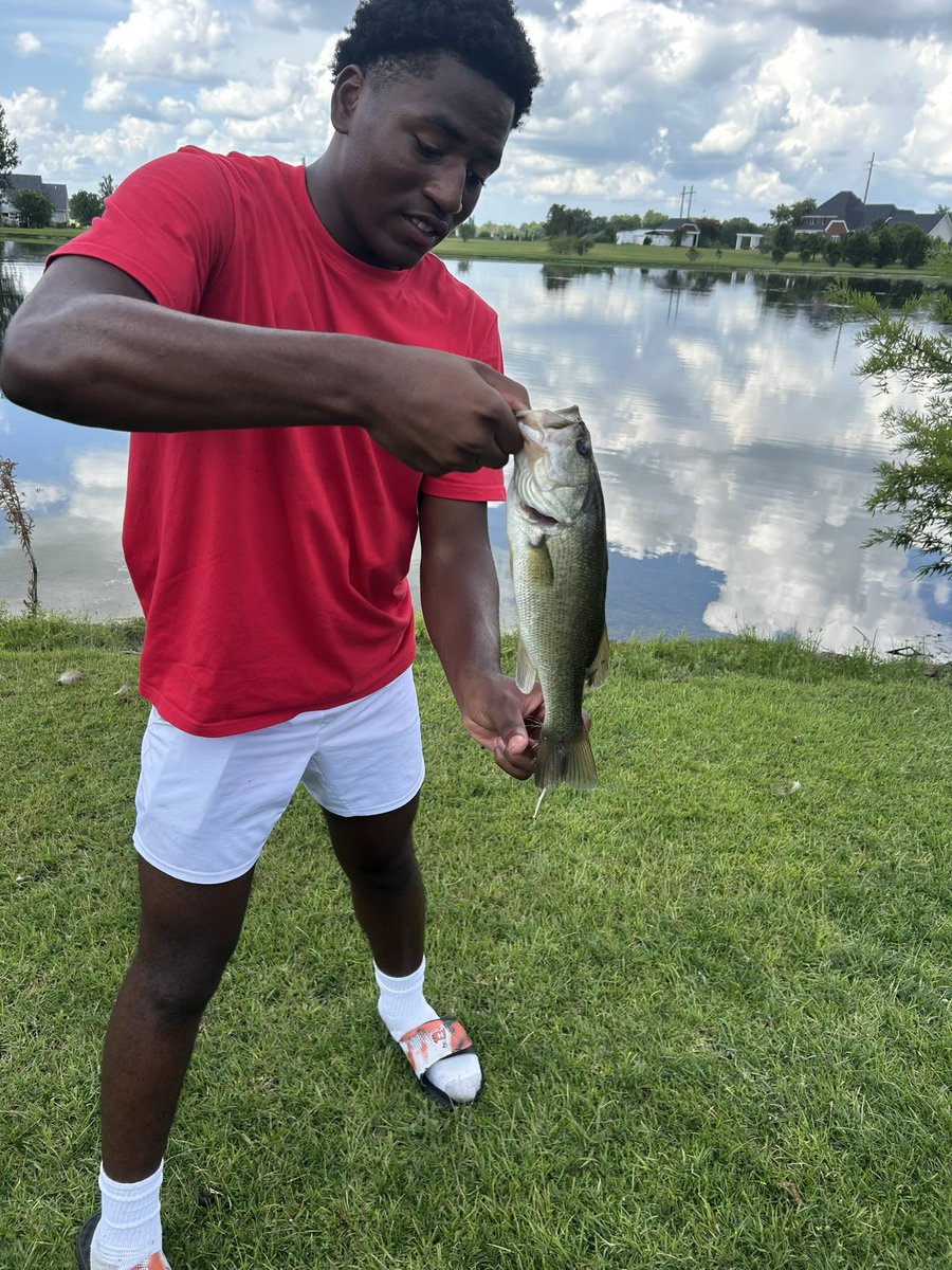 fav2way's tweet image. Give a man a fish, and you feed him for a day. Teach a man to fish, and you feed him for a lifetime. #hobby #athlete