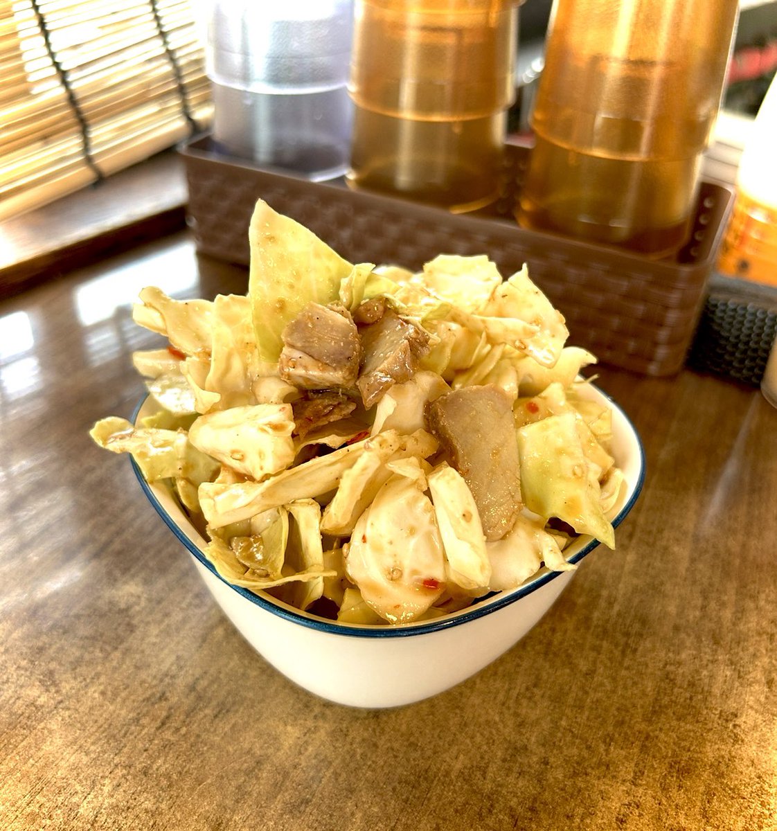 KOTAPAPA921's tweet image. ラーメン屋が開業しては瞬く間に閉業していくそんな不吉なテナントで 22年Openし直ぐに人気店への階段を駆け上がった
『ラーメン チョップ』商売は場所も大事ですが 1番は 味だと思い知らされた【ラーメン+キャベチャー】鶏油がビシッと効いたコク深い豚骨スープで 家系に煩い来客者を唸らせています🔥