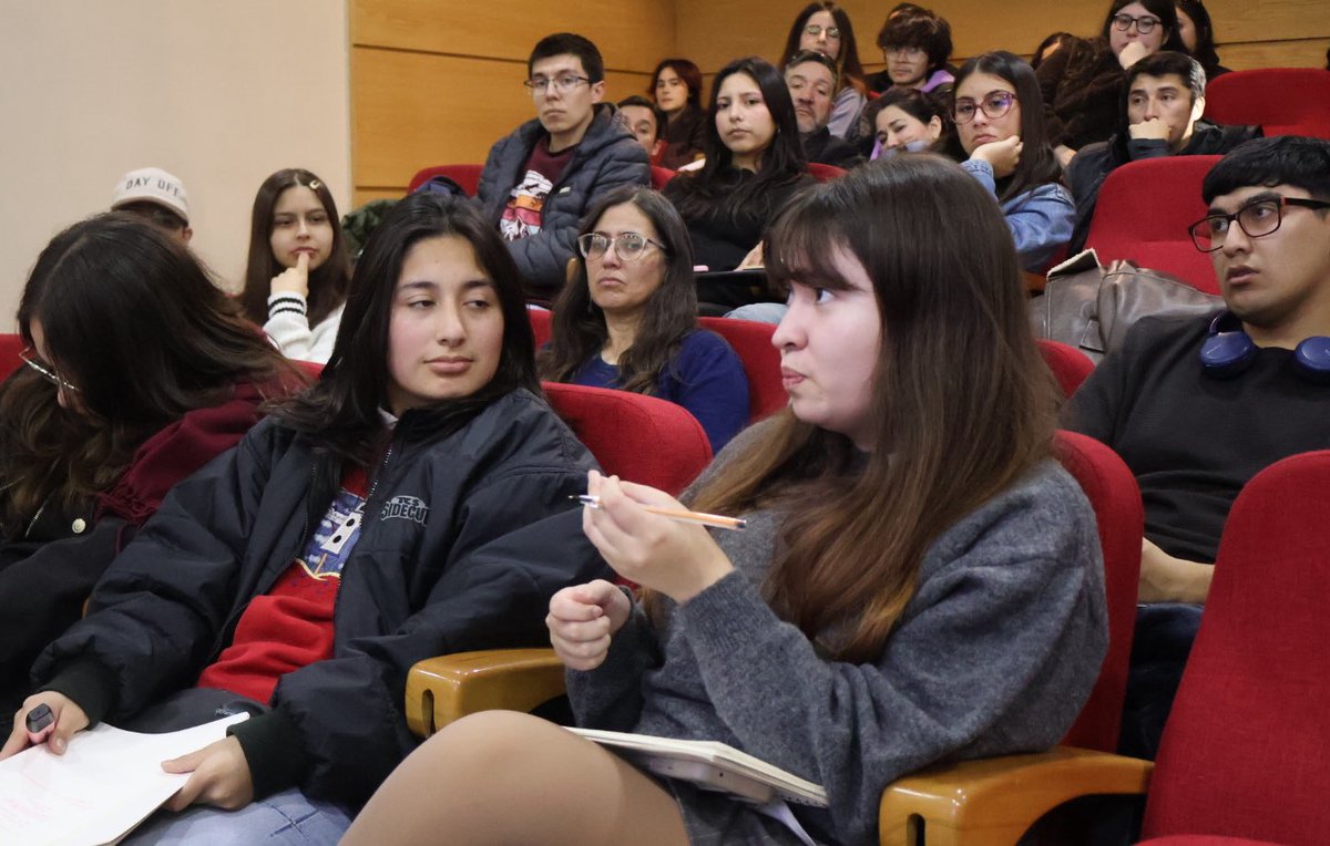 UdecBibliotecas's tweet image. #UdeCSustentable. 📸Una serie de recomendaciones para actuar ante fauna silvestre herida🐦🦔, entregó Daniela Salas de @sagchile, como parte del ciclo “Treiles: Laboratorios para la Coexistencia”.