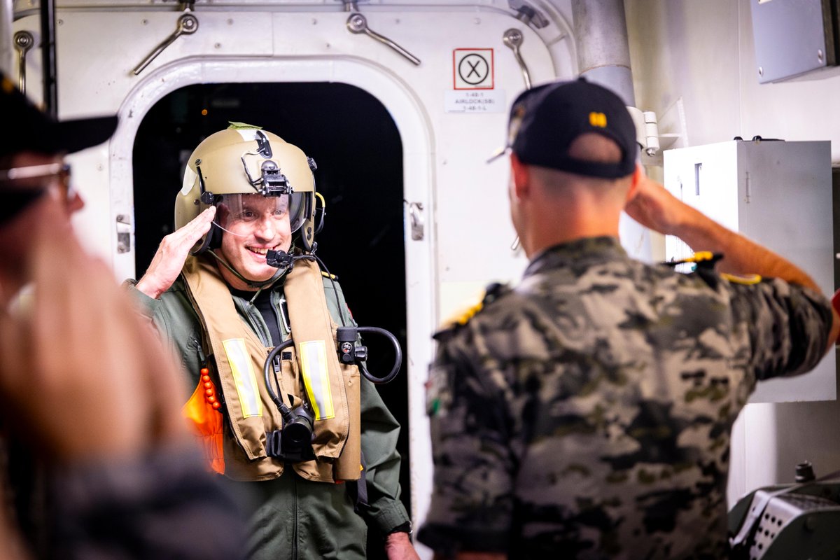 hqjoc's tweet image. CMDRE James Blackmore, UK Carrier Strike Group Commander, came aboard HMAS Sydney for a visit. Sydney is part of #CSG25 and sailing in support of Operation HIGHMAST, along with ships and personnel from the UK, Canada, New Zealand, Norway and Spain.
READ➡️ spr.ly/60104N6Xy