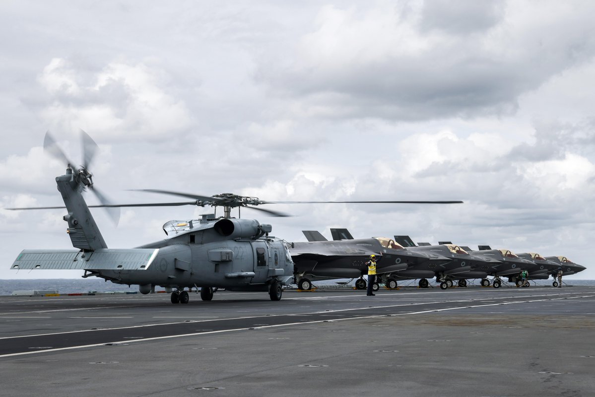 hqjoc's tweet image. CMDRE James Blackmore, UK Carrier Strike Group Commander, came aboard HMAS Sydney for a visit. Sydney is part of #CSG25 and sailing in support of Operation HIGHMAST, along with ships and personnel from the UK, Canada, New Zealand, Norway and Spain.
READ➡️ spr.ly/60104N6Xy