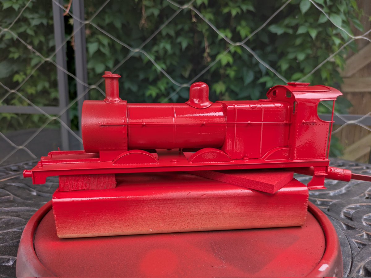 tomsmodelcorner's tweet image. Thomas is all set for Friday, as for James I have since given him transfer rivets by Railtec Transfers. The next day he was given a red oxide undercoat and then his official red coat. I still find it surreal I've gotten to this stage with him!