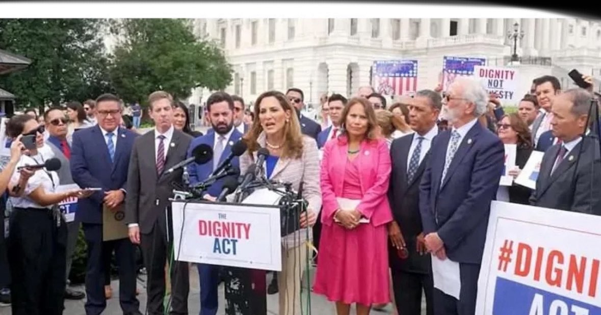 luis_sinfiltro's tweet photo. Los republicanos tienen la última oportunidad para ganarse la confianza de millones de hispanos. Convertir en ley el plan dignidad le dará la aprobación a Trump y los republicanos que les dará otra vez el congreso y la presidencia. NO PIERDAN ESTA OPORTUNIDAD QUE TIENEN CON LA COMUNIDAD LATINA.