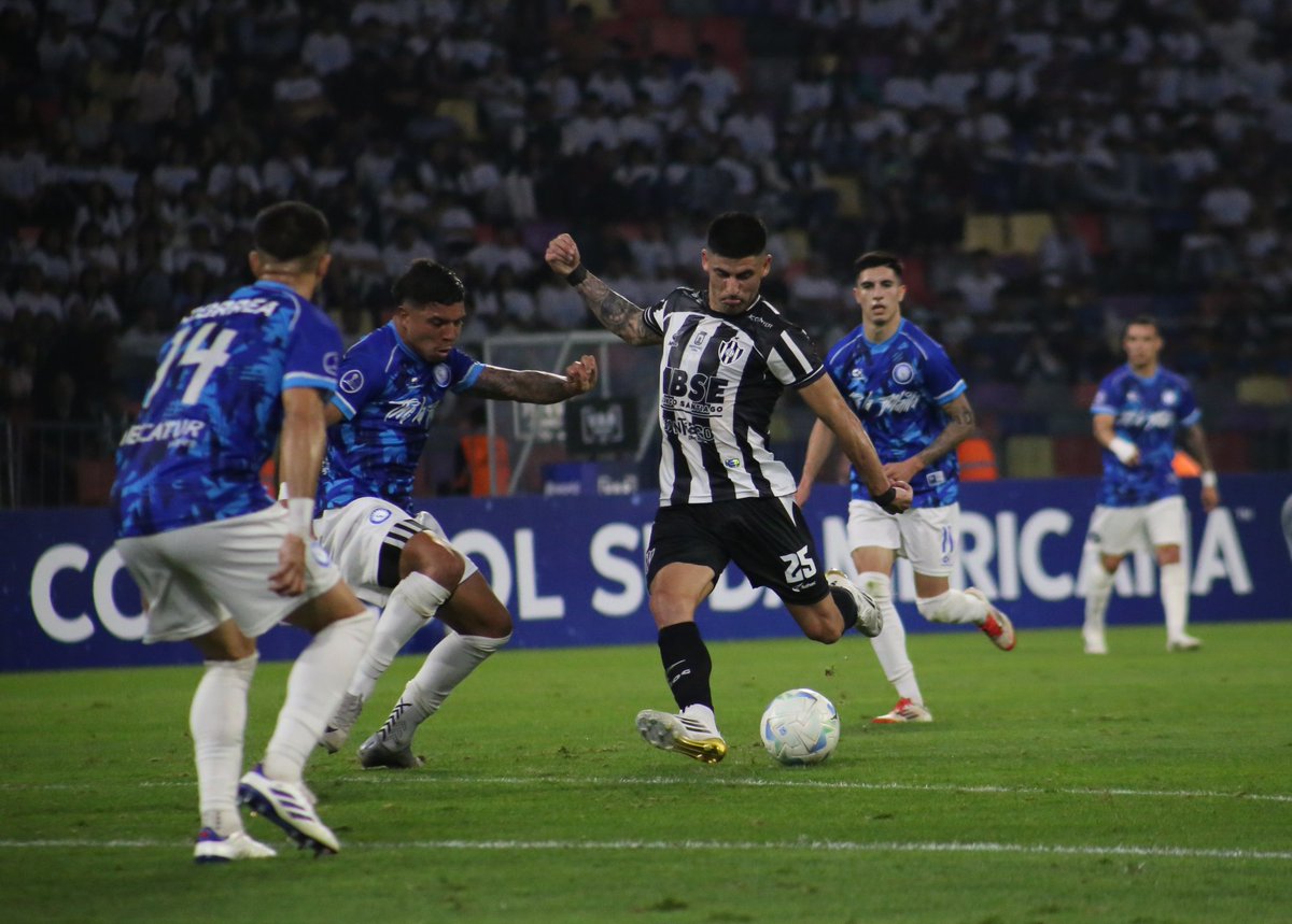 #CopaSudamericana

Final del PT en el <a href="/EstadioUnicoSGO/">Estadio Único Madre de Ciudades</a>

Central Córdoba luchó pero no pudo marcar ante un aguerrido Cerro Largo de Uruguay.

Por ahora, 0-0 en la Ida de los Playoffs.

📸 <a href="/GritodeGolSdE/">Grito de Gol SdE</a>