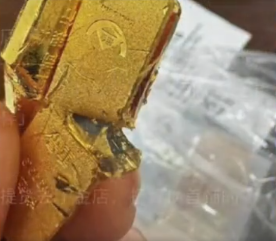 China’s State Banks Sell Fake Gold and Fake US Dollars; Bank Chaos Beyond Imagination   👉 ganjingworld.com/video/1hlbqk94…
#China #socialism #communism #CCP #communistparty #corruption #banks #fakegold #fakeUSdollars