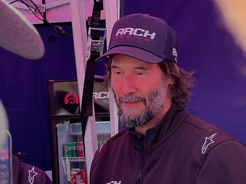 Keanu_Reeve_X's tweet image. "πποΈ BORN TO RIDE! ποΈπ The ARCH 2s-R has landed and Jeremy McWilliams is on board! π₯ Can't wait for the Super Hooligan round! πΈ Mora, thanks for the exclusive! ππ» Laguna Seca, get ready for some high-octane action! ποΈ" @spotnews @RaceOfChampions @Keanu_Reeve_X