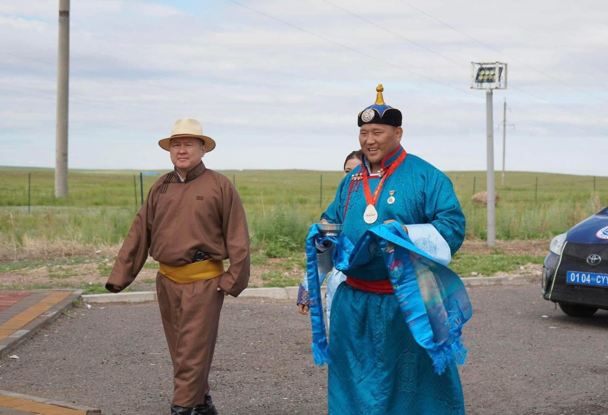 Хүрэлсүхбаатарынхан энэ залуудаа олигтой юм хум өгч байгаамуудаа ер нь, Батмагнай л шагналд дарагдаж байгаа харагдах юм..