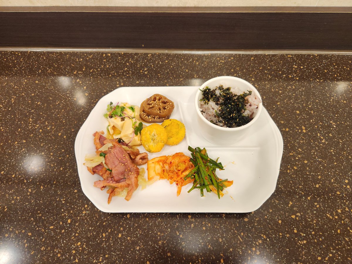 COPPY2nd's tweet photo. 東横INN���ウル江南の朝食

バイキング形式で食べ放題
パン/ご飯/おかゆを始めおかずやサラダも充実してる
日替わりでメニューが変更されることもあるので注意
時間は朝7時～9時30分まで

#美容
#整形
#東横INNソウル江南
#フォロバ100 https://t.co/YJidvf20IY