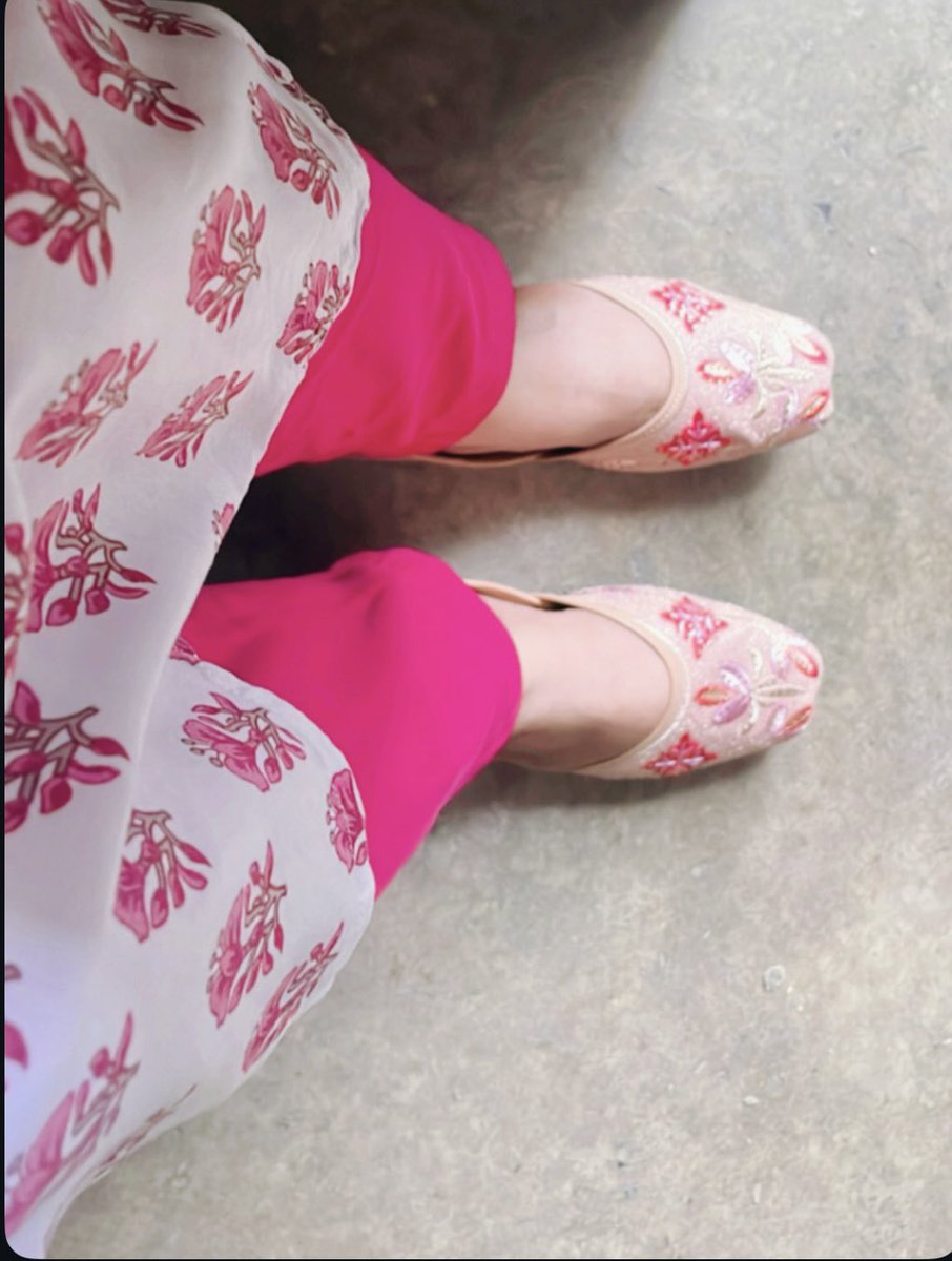 manuneha358's tweet image. क्यो बनें किसी और की तरह,
जब जमानें में कोई हमसा नहीं …!!😉