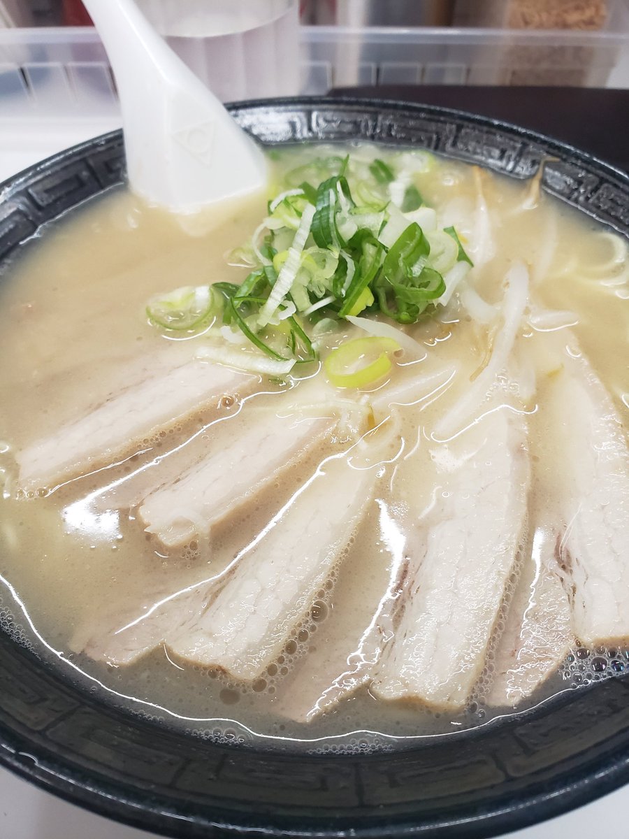 【玲佳】ライドん🍜
チャーシューメン着丼
輝くスープをひとすすり、、、

ピット「朝廷、ハッピーか？」

朝廷「、、、、」

ピット「朝廷❔ハッピーかよ⁉️」

朝廷「ああ‼️ハッピーだ✨‼️」

うわぁ美味い美味い‼️
たまらず替玉、、麺多いよ(笑)
今日は焼飯までいけず❗
【玲佳】さん、また来ます‼️