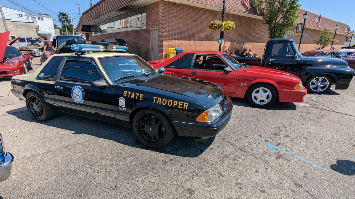 promanthano's tweet photo. @nothinbutlag @CaptainSparklez No interior but the FHP car is my dad's! (Red is mine) https://t.co/cGrEh1jD7t