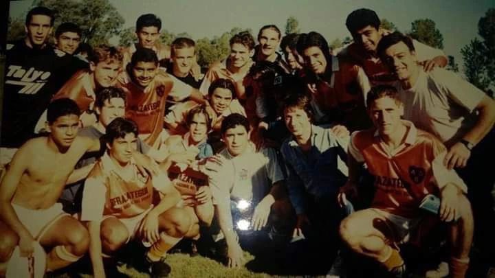 Toledoadb__'s tweet image. Foto de Maradona junto a inferiores de la ADB. 🍊