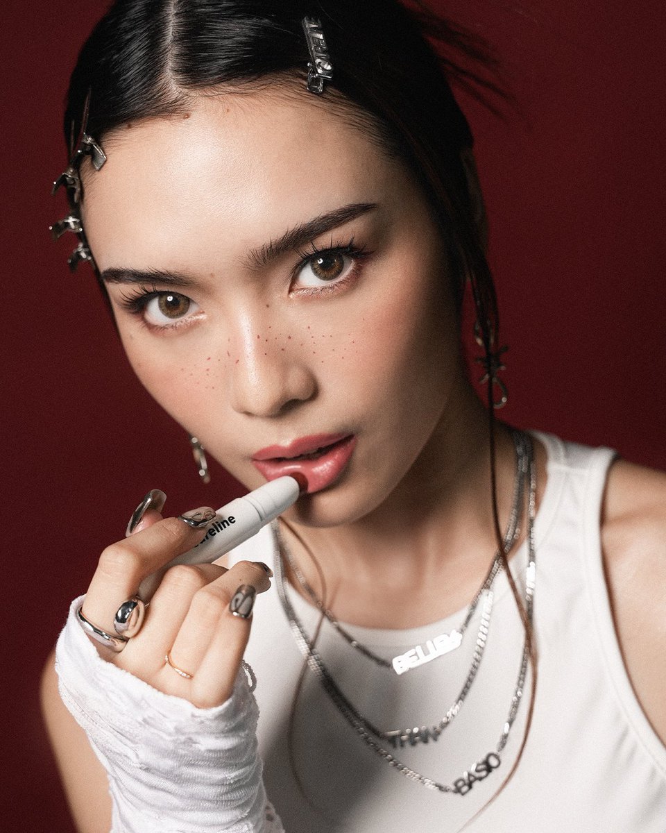 carelineph's tweet image. Refreshes, cools, and leaves your lips softly tinted.
〰️@francinesdiaz wears 𝙋𝙞𝙣𝙠 𝙎𝙠𝙞𝙚𝙨.
▪️ Infused with Shea Butter, Squalane, & Vitamin E for soft, moisturized-looking lips.
🛒 Available at leading beauty stores and online.
#CarelinePH #TintedMintBalm