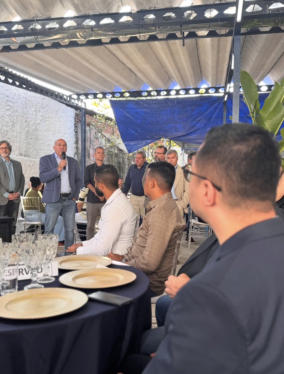 thjoias1's tweet photo. Hoje estive com meu amigo e presidente do @drm_rj , Luis Magalhães, para parabenizá-lo pelos 50 anos de atuação deste importante órgão em prol do serviço geológico do nosso estado. https://t.co/ScEuXFpety