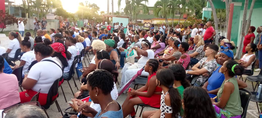 #Cuba Los cederistas participan activamente en los barriodebates contra las drogas. Aquí algunas imágenes de hoy en La Lisa, La Habana. #CDRCuba 
#65AñosCDR