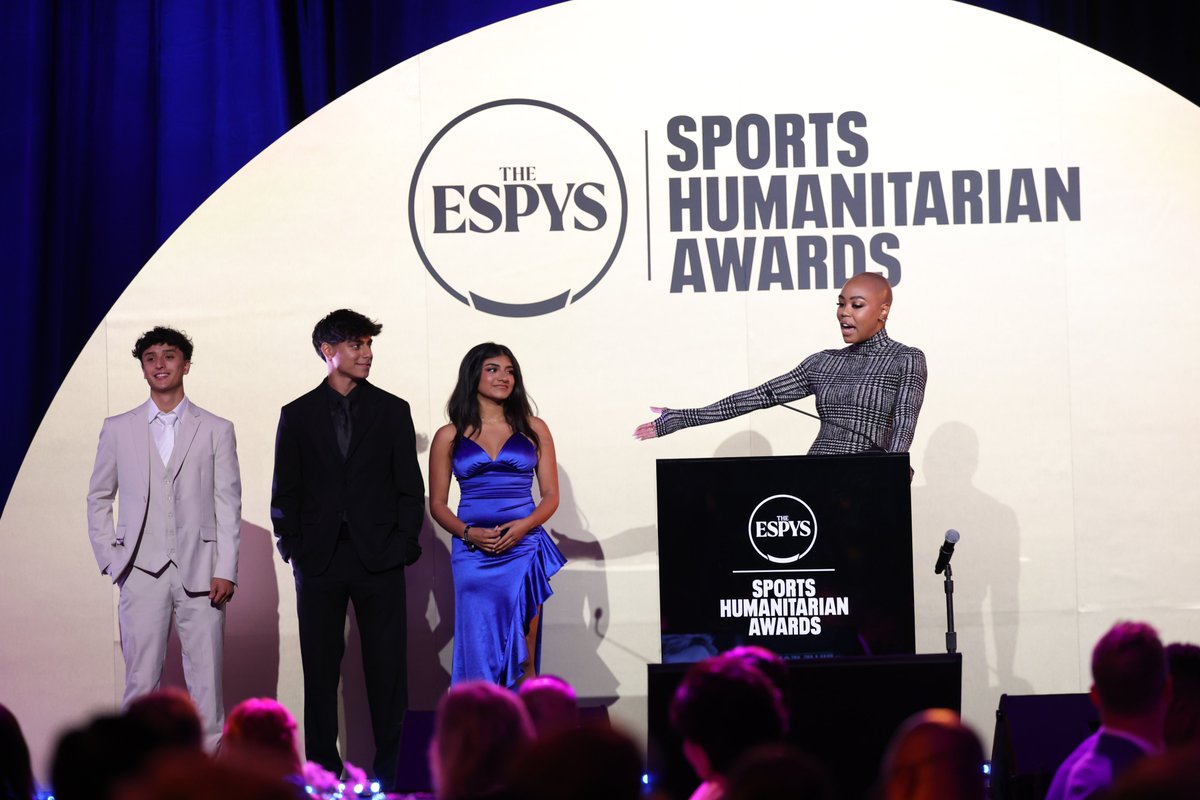 ESPNCitizenship's tweet image. Congratulations to this year’s @BillieJeanKing Youth Leadership Award honorees!
🏆 𝙈𝙖𝙚𝙜𝙝𝙖 𝙍𝙖𝙢𝙖𝙣𝙖𝙩𝙝𝙖𝙣
🏆 𝙍𝙞𝙨𝙝𝙞𝙣 𝙏𝙖𝙣𝙙𝙤𝙣
🏆 𝙄𝙖𝙣 𝙒𝙖𝙞𝙩𝙚