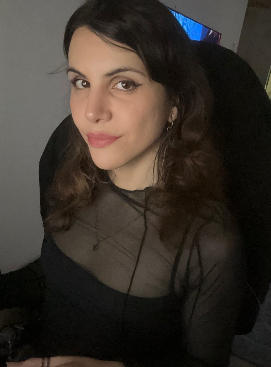 TaniaDtribeiro's tweet image. Can’t believe I got all dolled up and put on one of my favorite dresses just to stay home working… I hate my life… ( moderately)