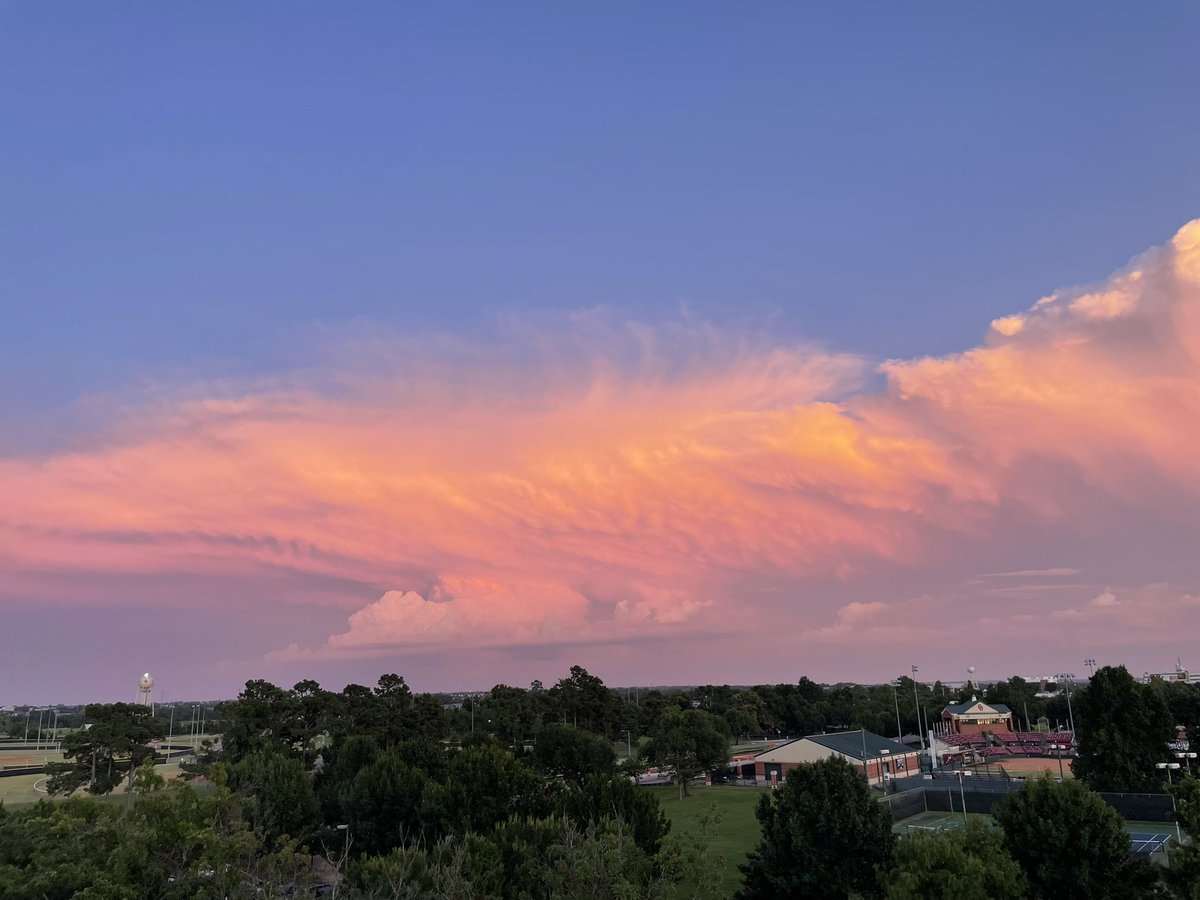 m_eljones's tweet image. Had a phenomenal view of thunderstorms south of Norman this evening (featuring Del Taco)
#okwx