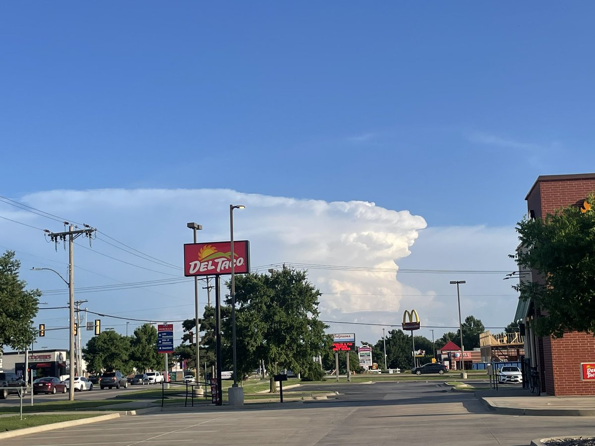 m_eljones's tweet image. Had a phenomenal view of thunderstorms south of Norman this evening (featuring Del Taco)
#okwx